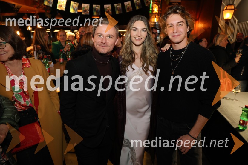  Jure Rajšp, igralec;  ... ;  Žiga Šorli, igralecBelo se pere na 90, premiera Maribox