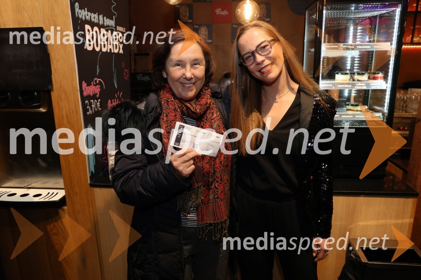  ... ;  Lea Cok, igralkaBelo se pere na 90, premiera Maribox