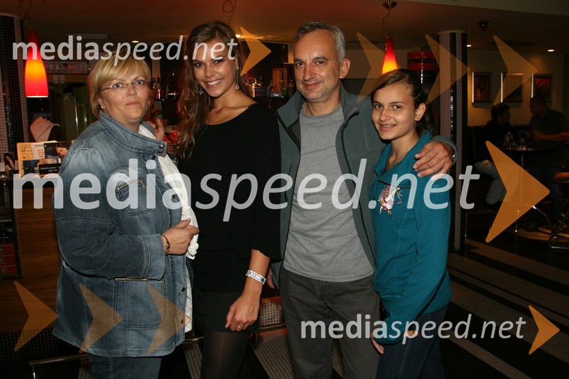 Tina Petelin, Miss Slovenije 2009 iz družino, mama ..., oče ... in sestra ...Tina Petelin, Miss Slovenije 2009, družinska zabava ob lepotnem naslovu EKSKLUZIVNO