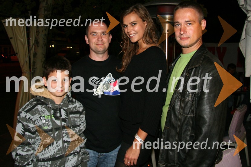 Tina Petelin, Miss Slovenije 2009 z oboževalci iz Poljske, njen praded po mamini strani je bil PoljakTina Petelin, Miss Slovenije 2009, družinska zabava ob lepotnem naslovu EKSKLUZIVNO