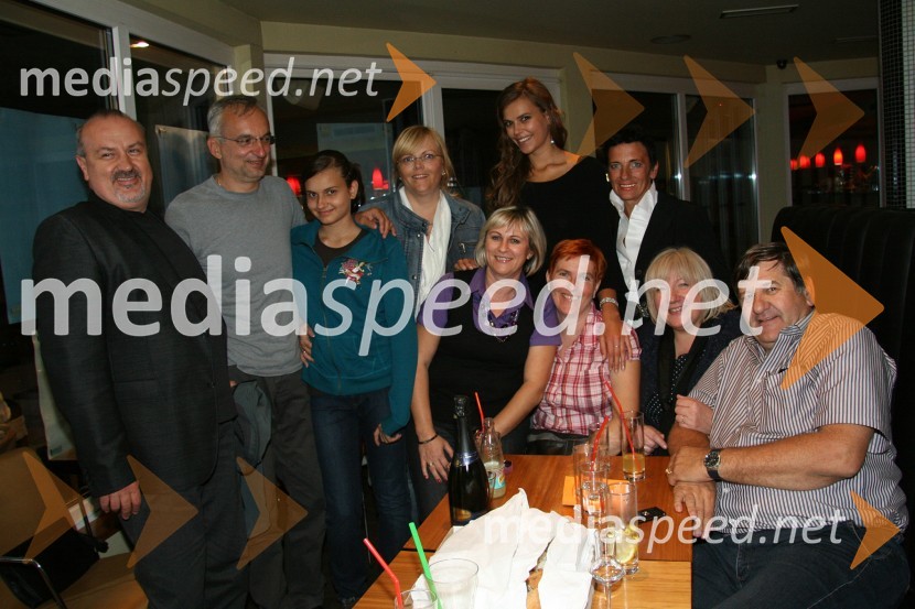 Tina Petelin, Miss Slovenije 2009 z družino in prijateljiTina Petelin, Miss Slovenije 2009, družinska zabava ob lepotnem naslovu EKSKLUZIVNO