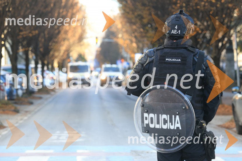 Policist z zaščitno opremoDerbi v Ljudskem vrtu: Maribor in Olimpija brez zmagovalca pred 9.000 navijači