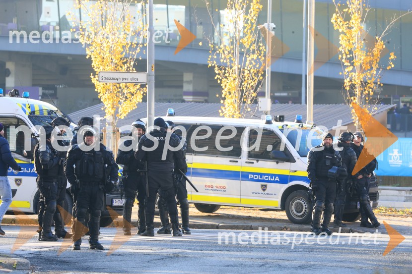 Policisti pred tekmoDerbi v Ljudskem vrtu: Maribor in Olimpija brez zmagovalca pred 9.000 navijači