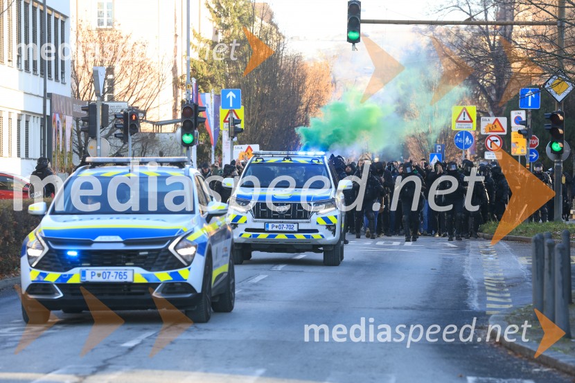 Prihod navijaške skupine.Derbi v Ljudskem vrtu: Maribor in Olimpija brez zmagovalca pred 9.000 navijači