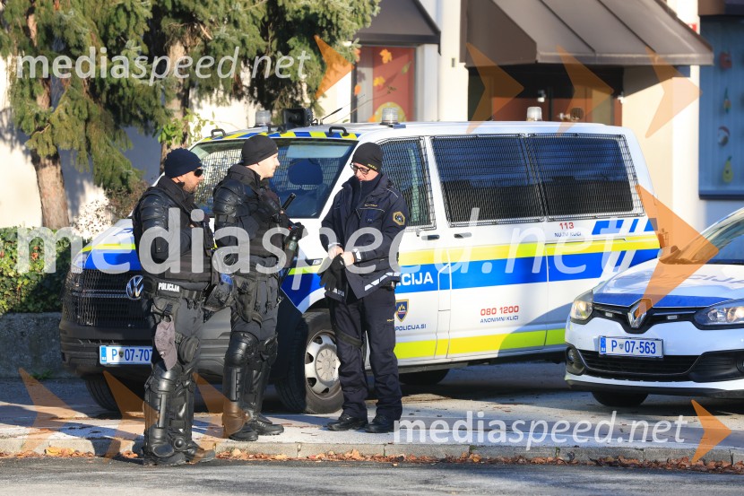 Policija pred tekmo.Derbi v Ljudskem vrtu: Maribor in Olimpija brez zmagovalca pred 9.000 navijači