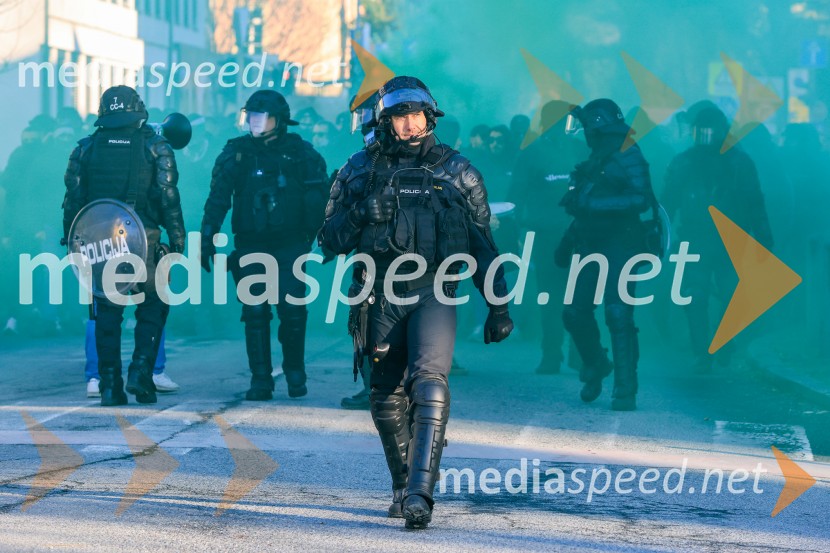 Policist v zaščitni opremi.Derbi v Ljudskem vrtu: Maribor in Olimpija brez zmagovalca pred 9.000 navijači