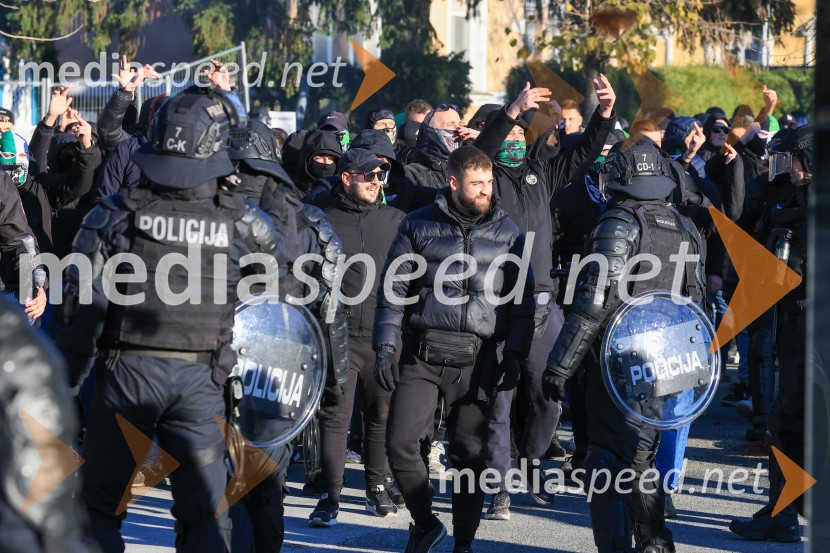Navijaška skupina Green Dragons in policija.Derbi v Ljudskem vrtu: Maribor in Olimpija brez zmagovalca pred 9.000 navijači