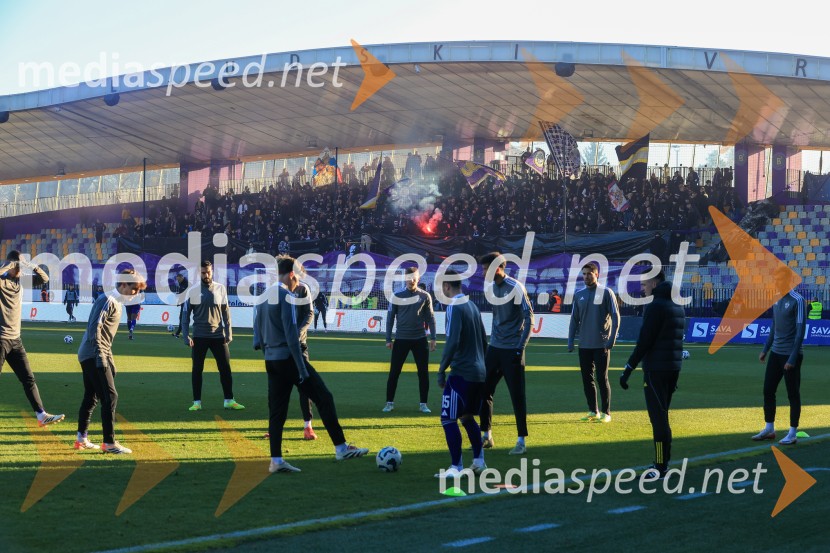 Nogotemaši Nk Maribora na segrevanju pred večnim derbijem.Derbi v Ljudskem vrtu: Maribor in Olimpija brez zmagovalca pred 9.000 navijači