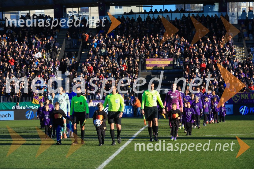 Prihod obeh ekip na zelenico.Derbi v Ljudskem vrtu: Maribor in Olimpija brez zmagovalca pred 9.000 navijači