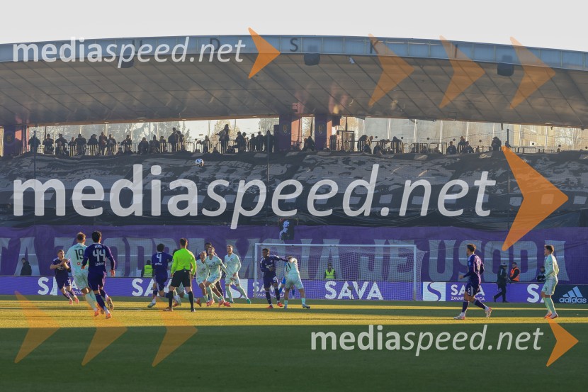 Igralci med tekmo.Derbi v Ljudskem vrtu: Maribor in Olimpija brez zmagovalca pred 9.000 navijači