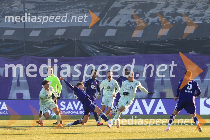 Potek tekme.Derbi v Ljudskem vrtu: Maribor in Olimpija brez zmagovalca pred 9.000 navijači