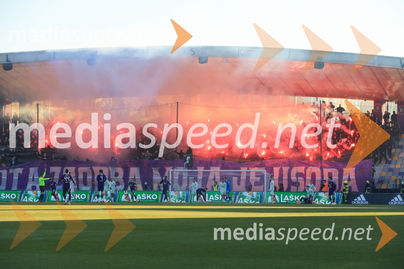 Navijaška skupina Viole Maribor.Derbi v Ljudskem vrtu: Maribor in Olimpija brez zmagovalca pred 9.000 navijači