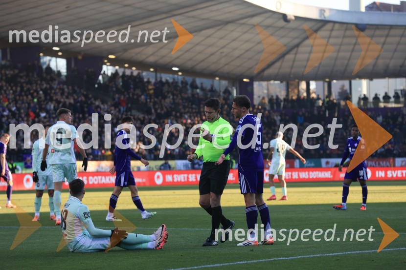 Potek tekme.Derbi v Ljudskem vrtu: Maribor in Olimpija brez zmagovalca pred 9.000 navijači
