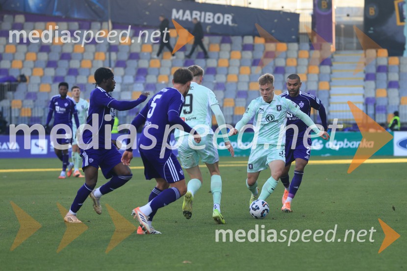 Potek tekme.Derbi v Ljudskem vrtu: Maribor in Olimpija brez zmagovalca pred 9.000 navijači