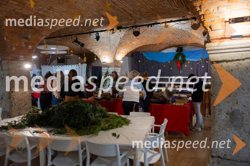 Pletenje adventnih venčkov za božični semenj Waldorfske šole Ljubljana