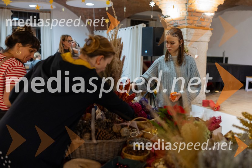 Pletenje adventnih venčkov za božični semenj Waldorfske šole Ljubljana