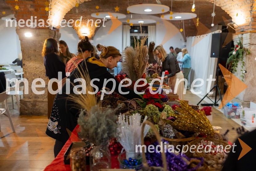 Pletenje adventnih venčkov za božični semenj Waldorfske šole Ljubljana