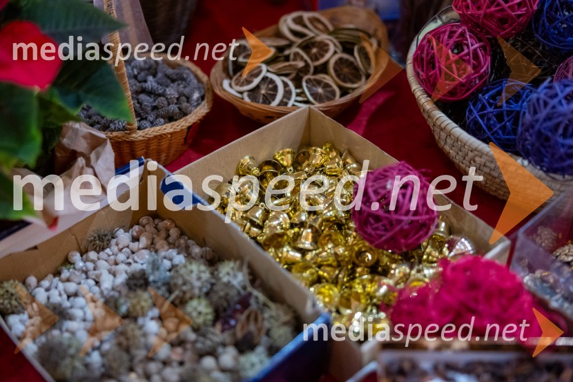 Pletenje adventnih venčkov za božični semenj Waldorfske šole Ljubljana