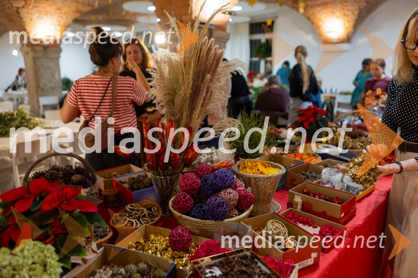 Pletenje adventnih venčkov za božični semenj Waldorfske šole Ljubljana