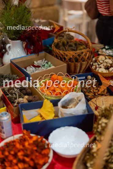 Pletenje adventnih venčkov za božični semenj Waldorfske šole Ljubljana