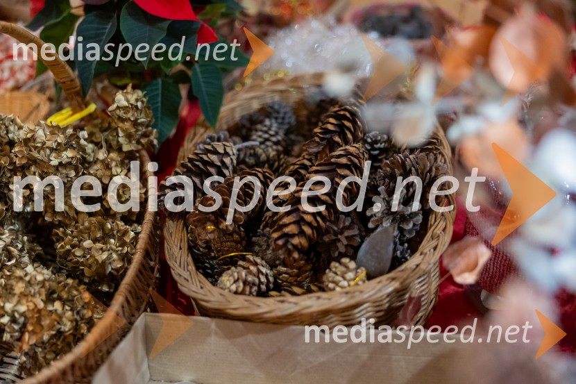 Pletenje adventnih venčkov za božični semenj Waldorfske šole Ljubljana