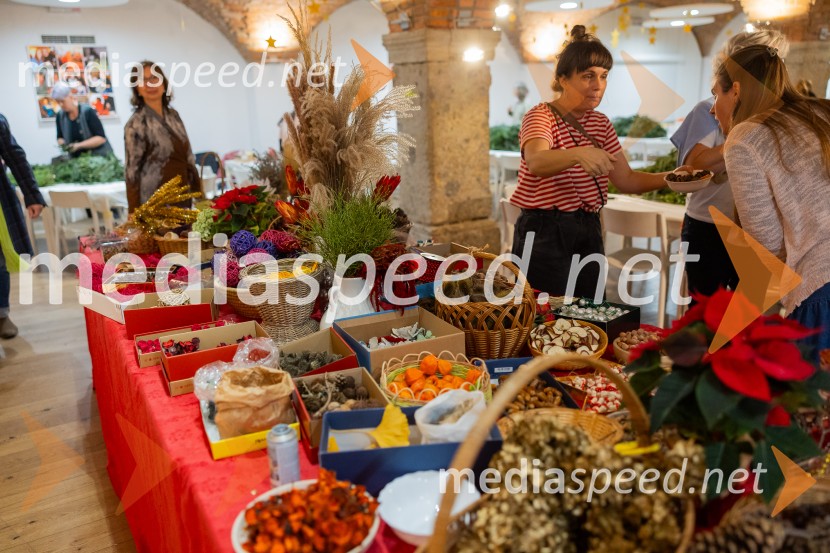 Pletenje adventnih venčkov za božični semenj Waldorfske šole Ljubljana