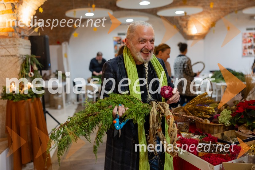 Pletenje adventnih venčkov za božični semenj Waldorfske šole Ljubljana