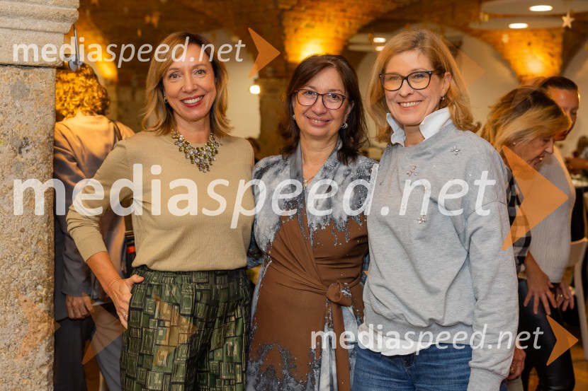 Pletenje adventnih venčkov za božični semenj Waldorfske šole Ljubljana