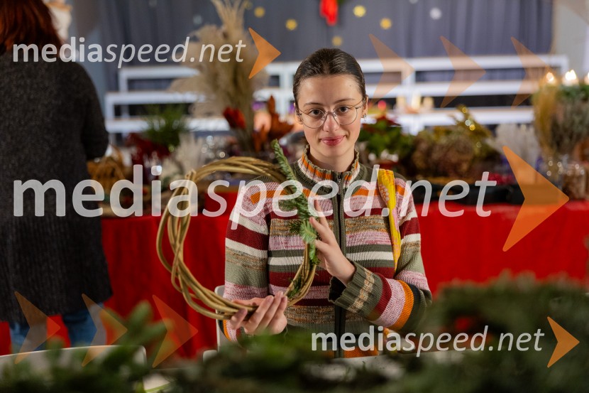 Pletenje adventnih venčkov za božični semenj Waldorfske šole Ljubljana