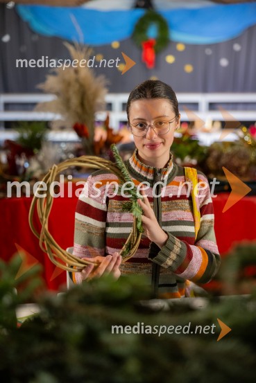 Pletenje adventnih venčkov za božični semenj Waldorfske šole Ljubljana