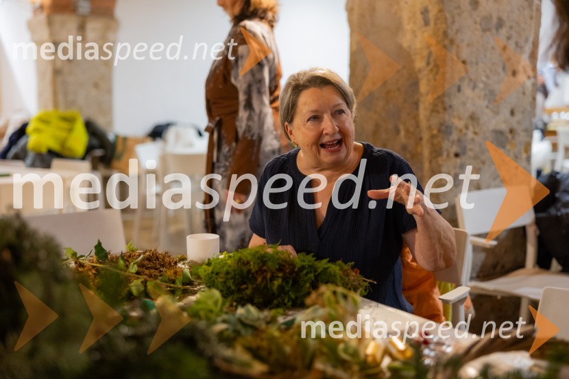 Pletenje adventnih venčkov za božični semenj Waldorfske šole Ljubljana