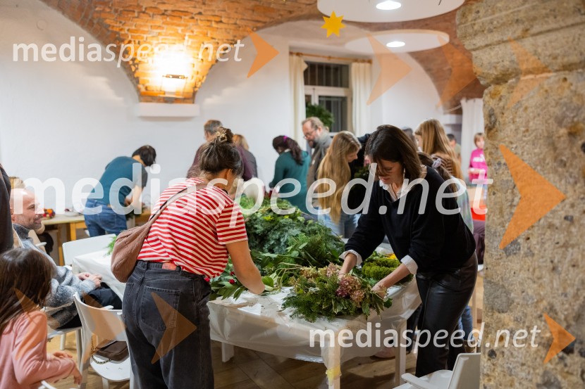 Pletenje adventnih venčkov za božični semenj Waldorfske šole Ljubljana
