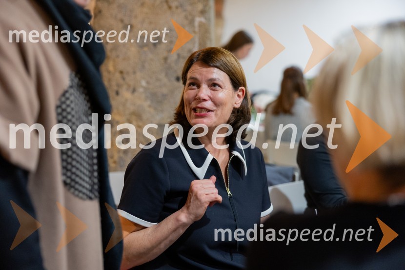 Pletenje adventnih venčkov za božični semenj Waldorfske šole Ljubljana