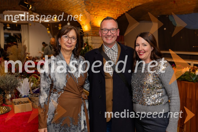 Pletenje adventnih venčkov za božični semenj Waldorfske šole Ljubljana