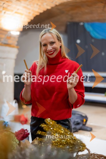 Pletenje adventnih venčkov za božični semenj Waldorfske šole Ljubljana