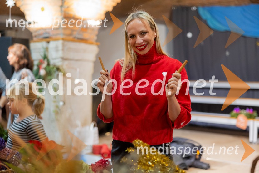 Pletenje adventnih venčkov za božični semenj Waldorfske šole Ljubljana