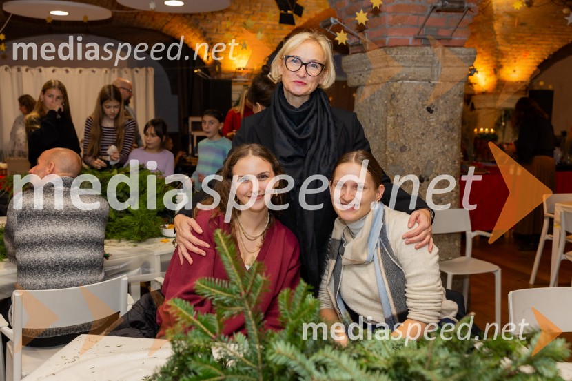 Pletenje adventnih venčkov za božični semenj Waldorfske šole Ljubljana