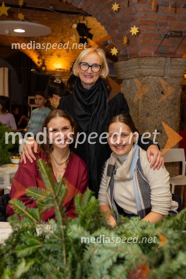 Pletenje adventnih venčkov za božični semenj Waldorfske šole Ljubljana