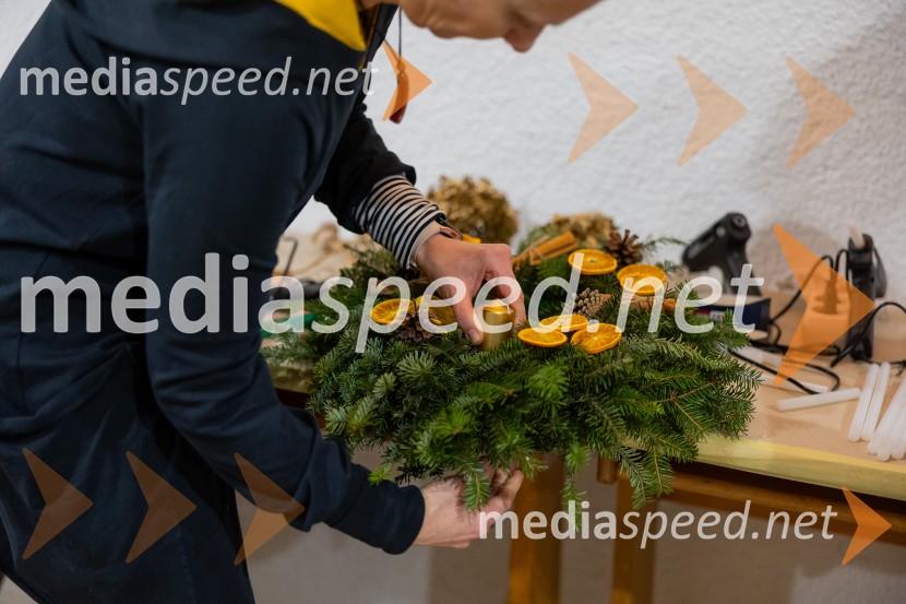 Pletenje adventnih venčkov za božični semenj Waldorfske šole Ljubljana