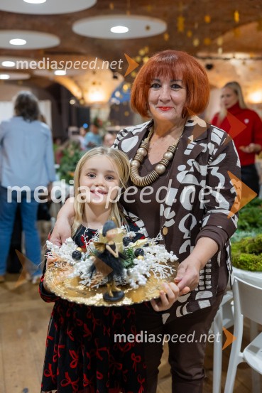 Pletenje adventnih venčkov za božični semenj Waldorfske šole Ljubljana
