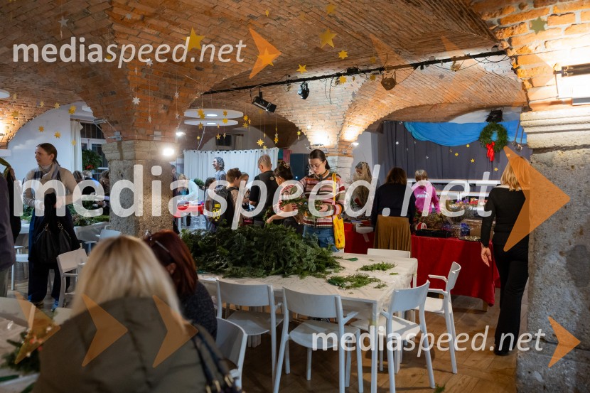 Pletenje adventnih venčkov za božični semenj Waldorfske šole Ljubljana