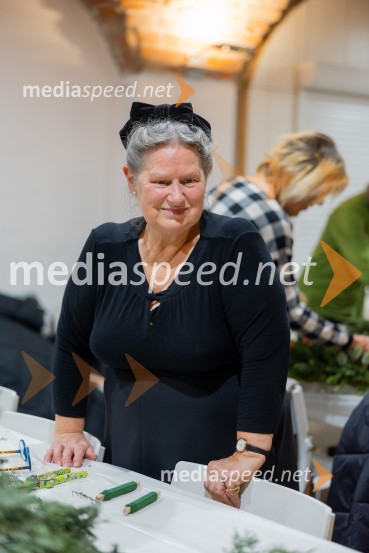 Pletenje adventnih venčkov za božični semenj Waldorfske šole Ljubljana