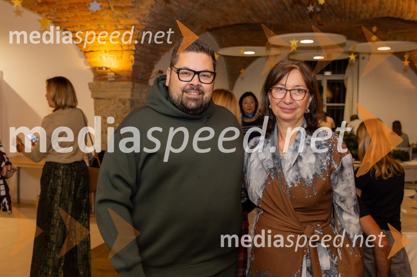 Pletenje adventnih venčkov za božični semenj Waldorfske šole Ljubljana