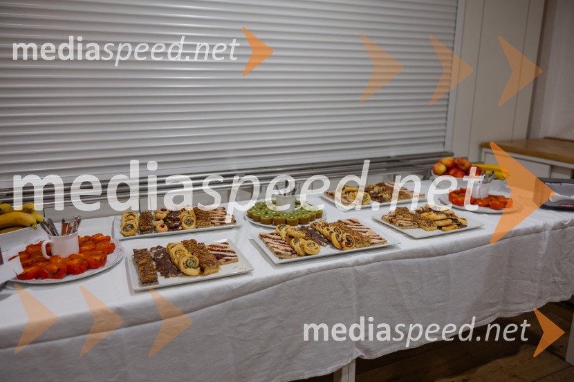 Pletenje adventnih venčkov za božični semenj Waldorfske šole Ljubljana