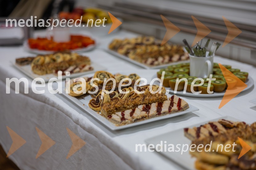 Pletenje adventnih venčkov za božični semenj Waldorfske šole Ljubljana