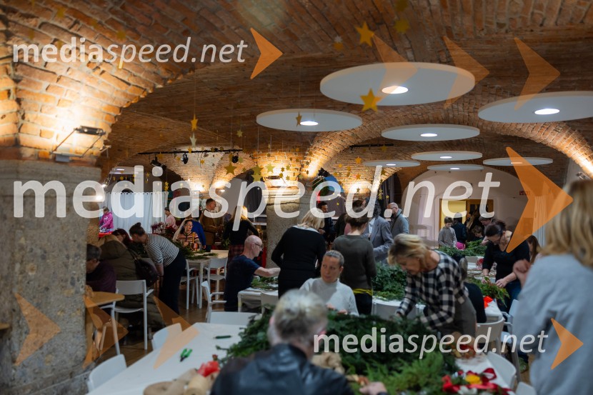 Pletenje adventnih venčkov za božični semenj Waldorfske šole Ljubljana