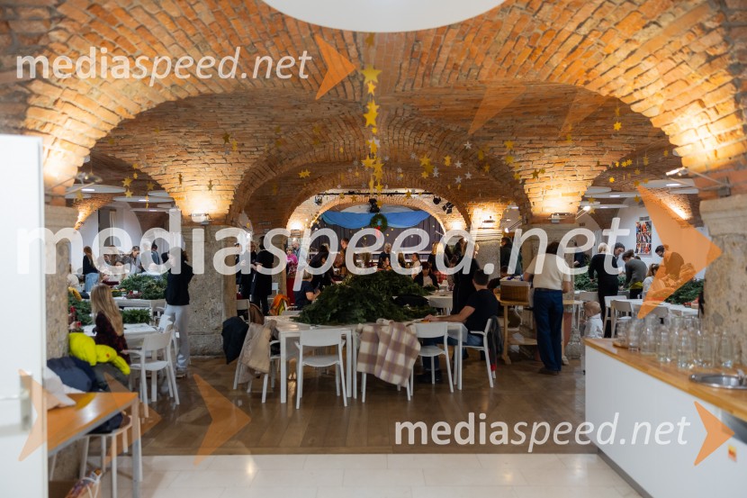 Pletenje adventnih venčkov za božični semenj Waldorfske šole Ljubljana