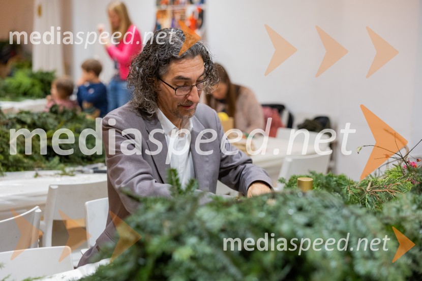 Pletenje adventnih venčkov za božični semenj Waldorfske šole Ljubljana