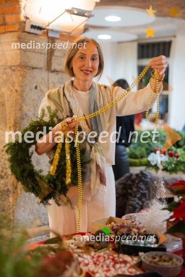 Pletenje adventnih venčkov za božični semenj Waldorfske šole Ljubljana