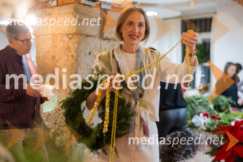 Pletenje adventnih venčkov za božični semenj Waldorfske šole Ljubljana